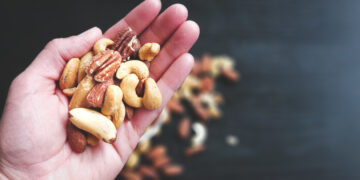 Stop the weight gain with a handful of nuts a day